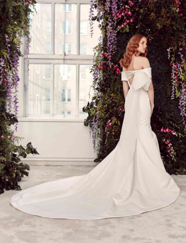 Gaun dengan detail pita melingkar di pinggang